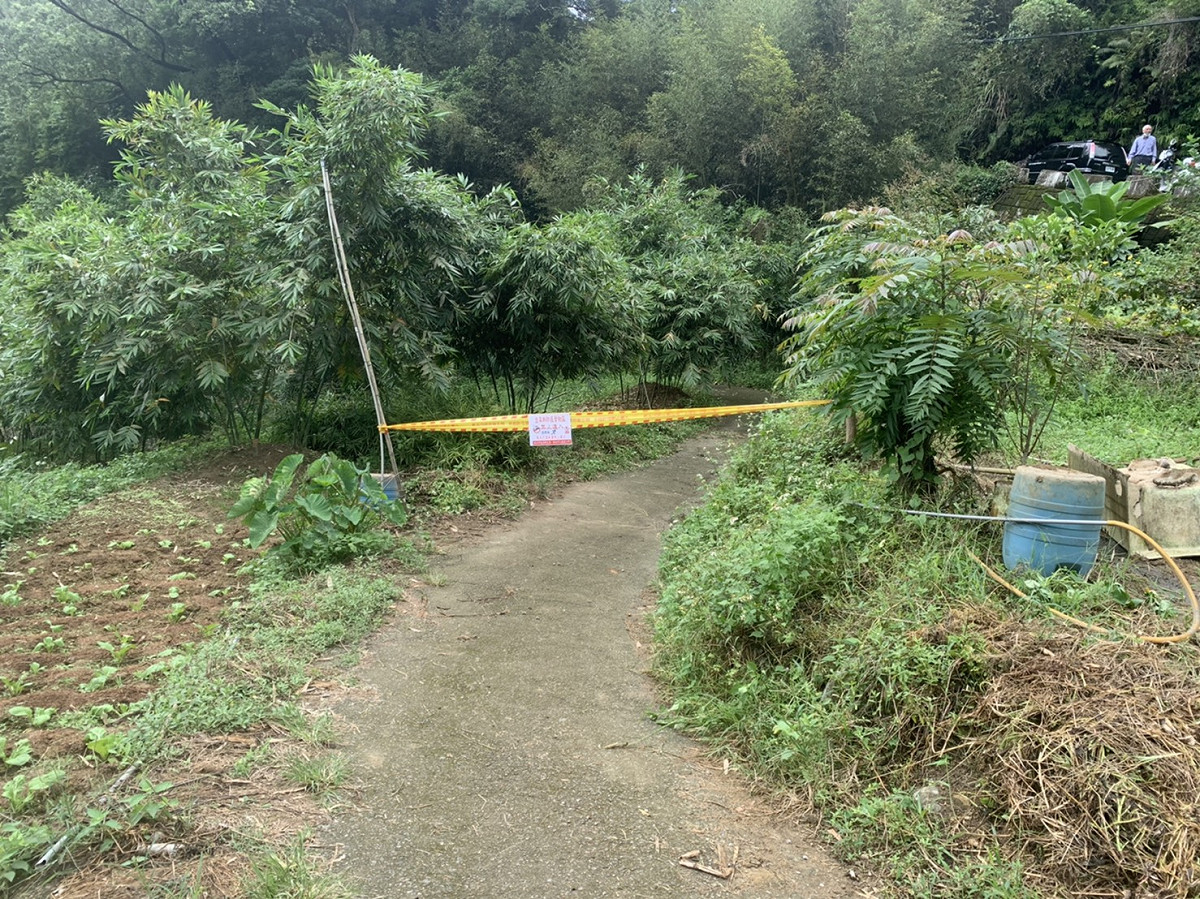 衛生局針對五寮里高風險筍園設立13個管制點，限制人員進出，同時安排警員每日巡邏。 圖：新北市政府衛生局/提供