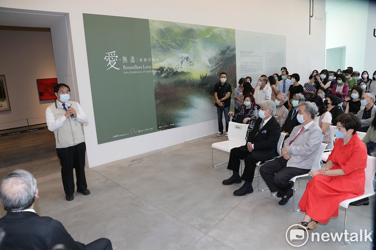 張淑芬生平首場繪畫個展「愛．無盡」，即日起在台南市美術館二館展出，台南市長黃偉哲也前往欣賞，讚賞張老師的藝術創作引人入勝。 圖：黃博郎／攝
