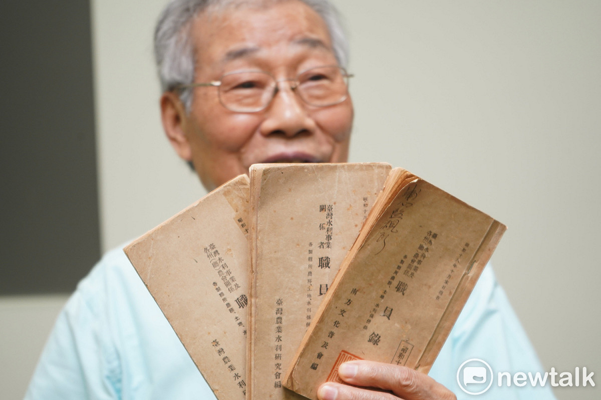 黃金春拿出日據時代的水利會職員錄無奈表示，水利會在台灣的歷史，比中華民國在台灣更久。 圖：林昀真／攝