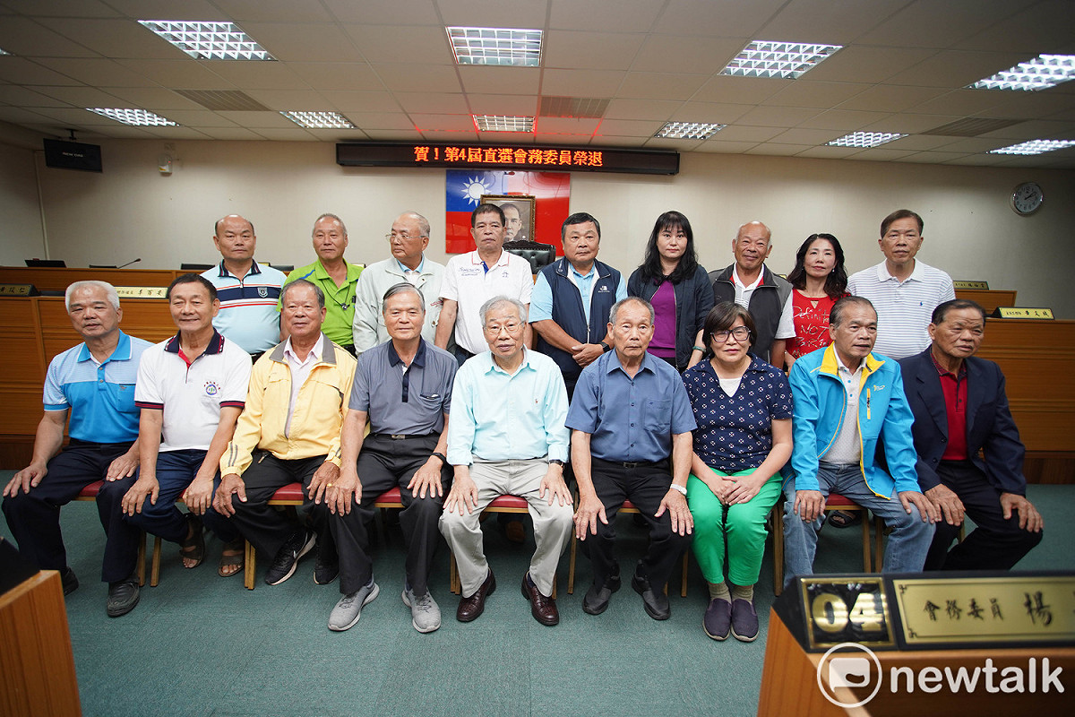 水利會員拍「畢業照」時忍不住說「現在到底是要哭還是要笑啊？」引爆大家對於水利會改制的不捨情緒。  圖：林昀真／攝