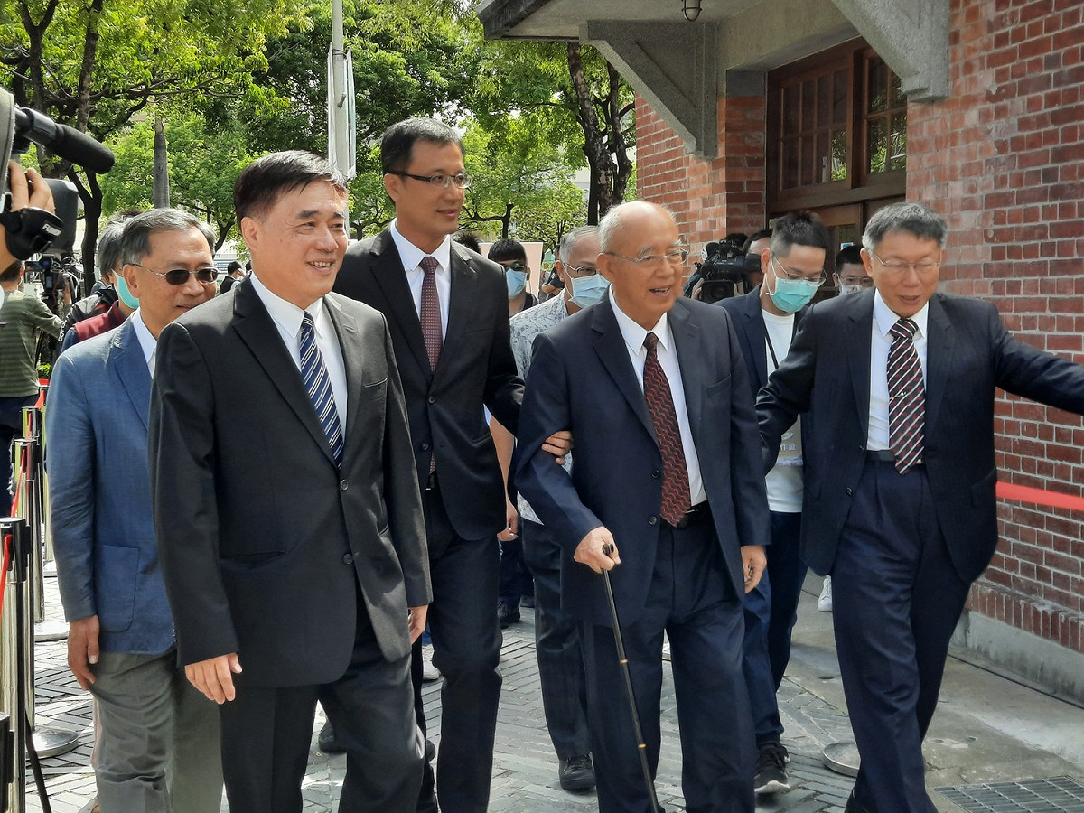 柯文哲攙扶吳伯雄。 圖：陳佩君／攝