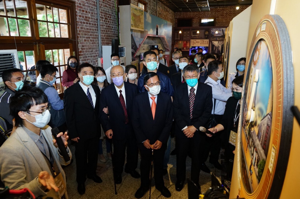 前後任市長聽取導覽。 圖：北市府提供