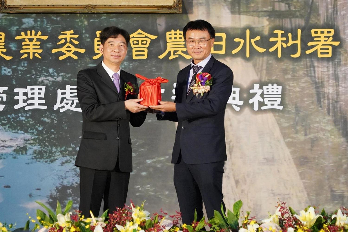 農水署今舉行揭牌儀式，首任署長蔡昇甫從農委會主委陳吉仲手中接下印信。 圖：農委會提供