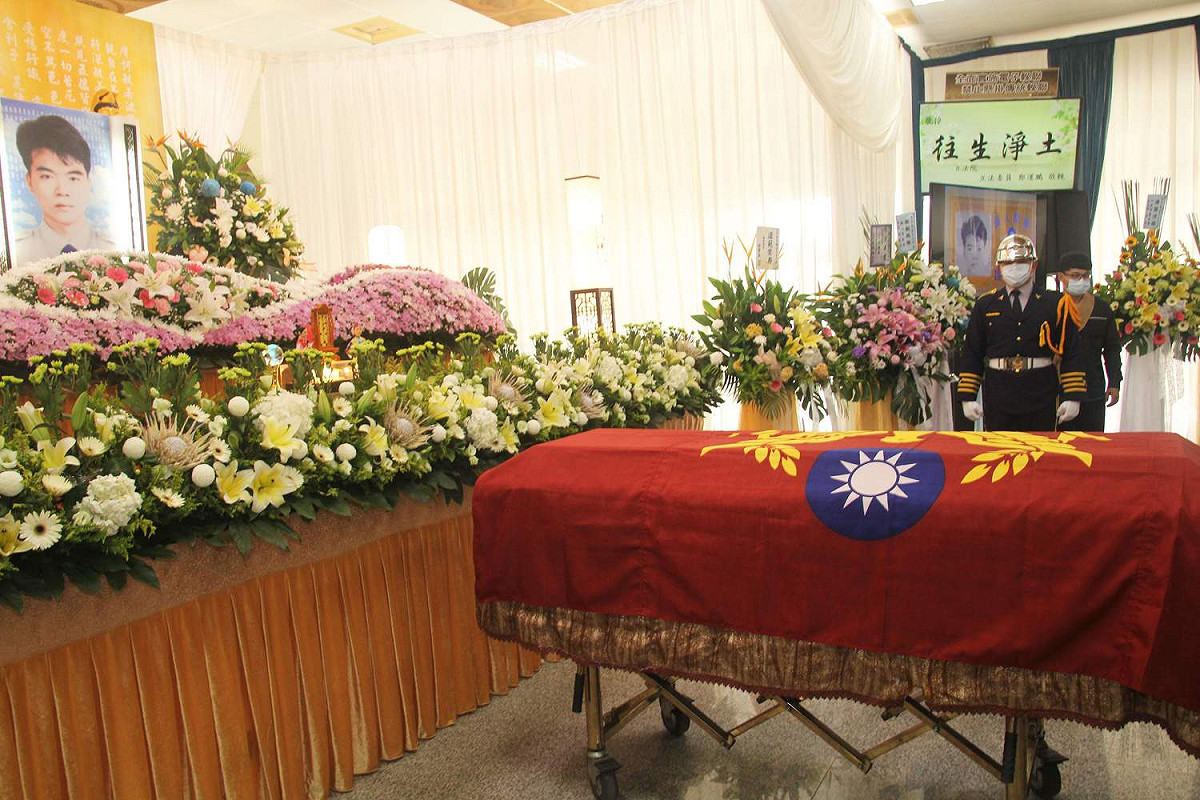 呂進全因公殉職今公祭，靈柩覆蓋警旗。 圖：嘉義縣政府/提供