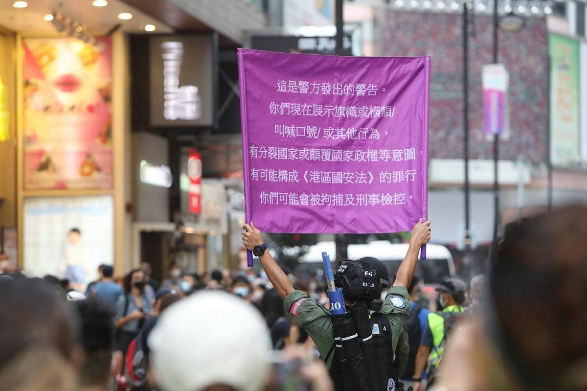 《港版國安法》實行至今讓香港彷彿被一片烏雲壟罩，港警藉其任意拘捕香港民眾。 圖：翻攝自香港警察臉書