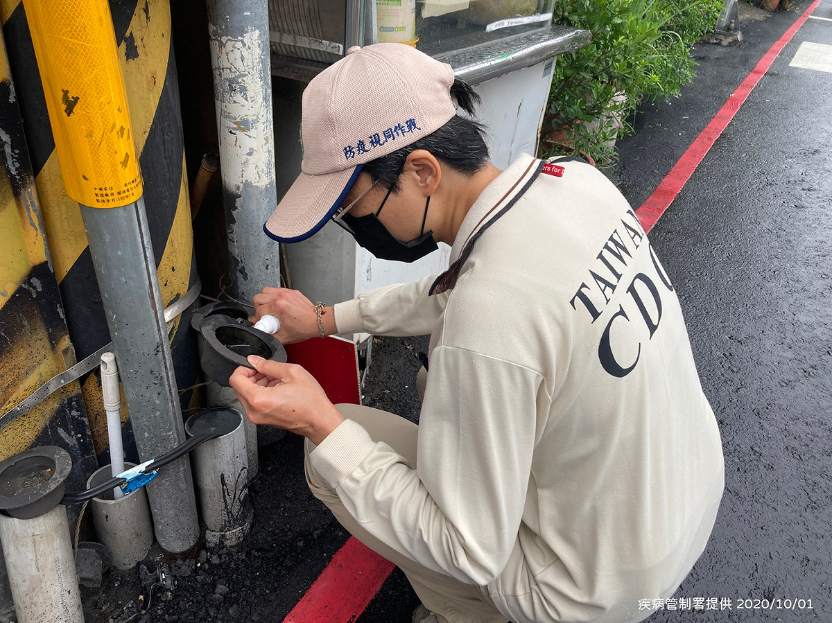 新北市三峽區本土登革熱群聚新增2名確診個案，疾管署防疫人員持續加強五寮里孳生源查核 圖：疾病管制署/提供
