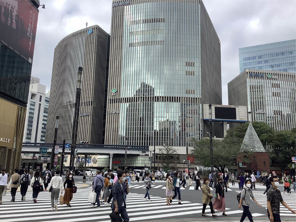 沒有等go to包含東京，東京已經開始擠滿外縣市客人了。（銀座街頭） 圖：劉黎兒攝