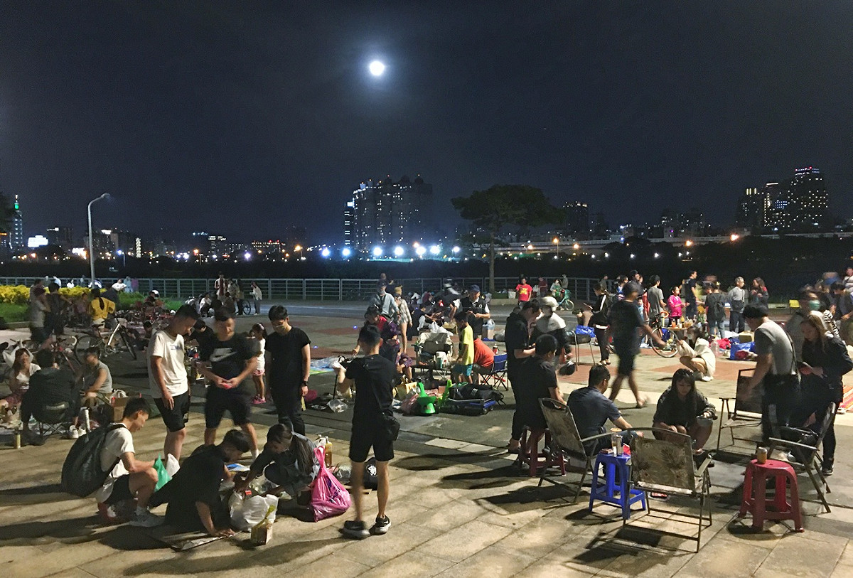 今天是中秋假期第一天，台北地區經過連續多日的雨天後天氣防晴，台北馬場町公園聚滿了烤肉人潮，明月、晚風與音樂聲中，眾人一起歡度屬於台灣人獨有的中秋烤肉趴踢。 圖：張良一/攝