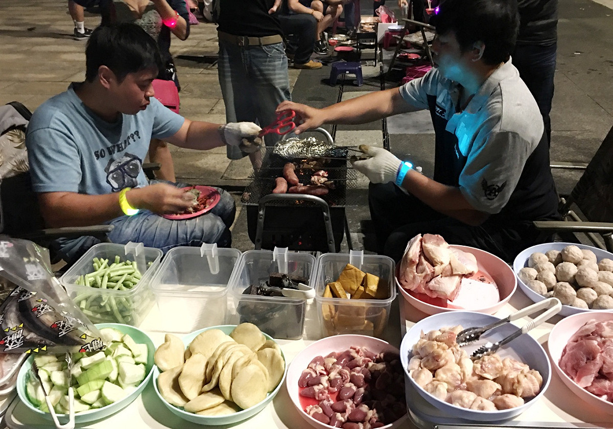 中秋烤肉越來越豪華，各式烤肉好物一字排開，架勢驚人，好不壯觀！ 圖：張良一/攝