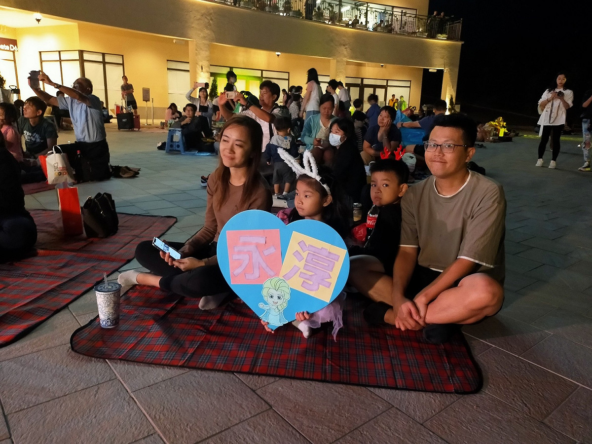 獲選為冰雪奇緣2中文版配唱的歌手蔡永淳演唱，還有小粉絲舉牌加油。 唐復年/攝
