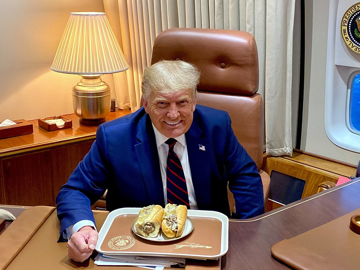 美國總統川普今天表示，他喜歡與民主黨籍總統候選人拜登（Joe Biden）競選辯論的方式，反對為了嘗試及避免首場辯論的混亂情形重演而可能做出的改變。 圖：翻攝自Trump Facebook (資料照）