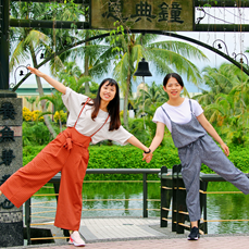 陳小姐、游小姐昨天搭1580北花國道客運，到花蓮一日遊，在立川漁場開心合影。 圖：首都客運提供