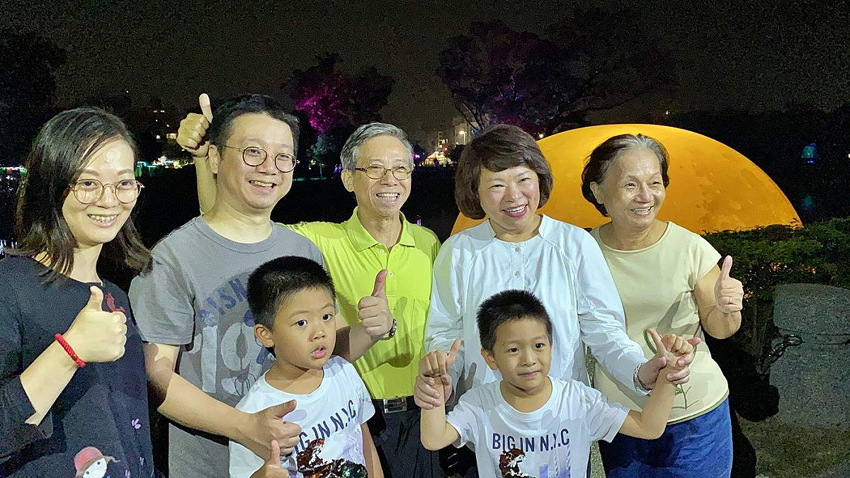 嘉義市長黃敏惠到北香湖公園的光織影舞展場與民眾同樂。 圖：嘉義市政府/提供