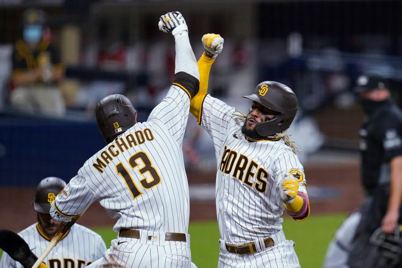 Fernando Tatis Jr.和Manny Machado雙雙開轟，揮拳慶祝。 圖／美聯社／達志影像
