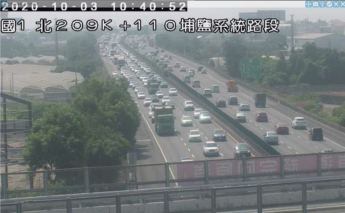 中秋連假車潮多，今日上午國1北向路段發生兩起車禍，造成車流回堵。 圖：高公局／提供