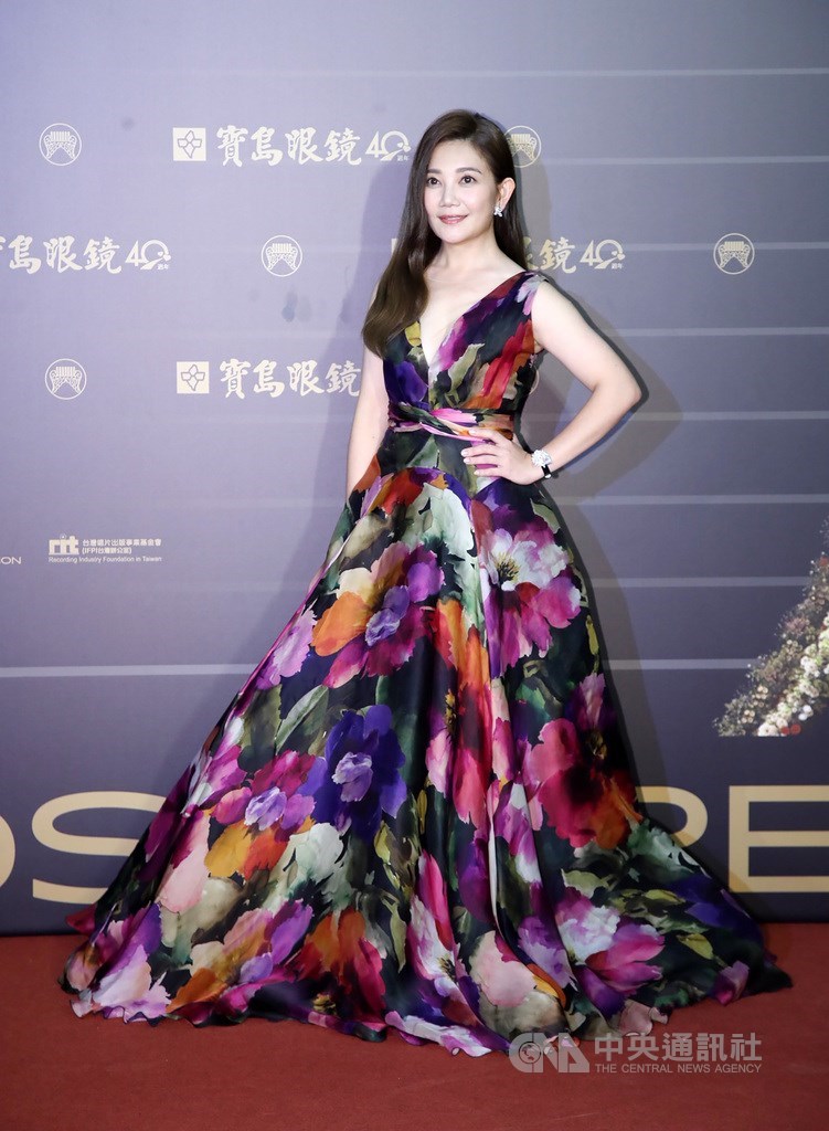 角逐國語歌后的梁靜茹以花面禮服登紅毯。 圖：中央社提供