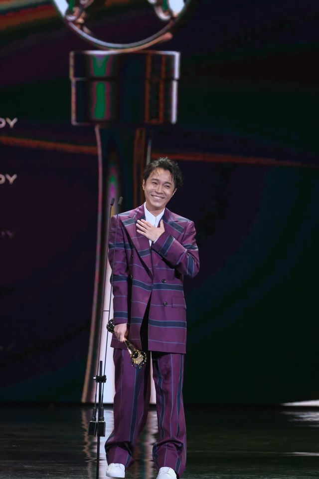 青峰奪金曲獎國語歌王，哽咽感謝自己沒有被打倒。 圖：取自金曲GMA臉書