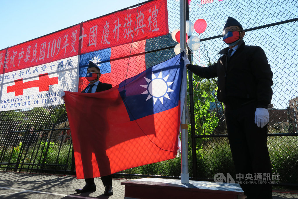 美國紐約市皇后區當地時間3日舉行雙十國慶升旗典禮，旗手配戴印有中華民國國旗的口罩。 圖/中央社