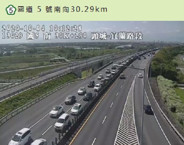 上午10時雪隧入口前已回堵5公里。 圖/高公局即時路況
