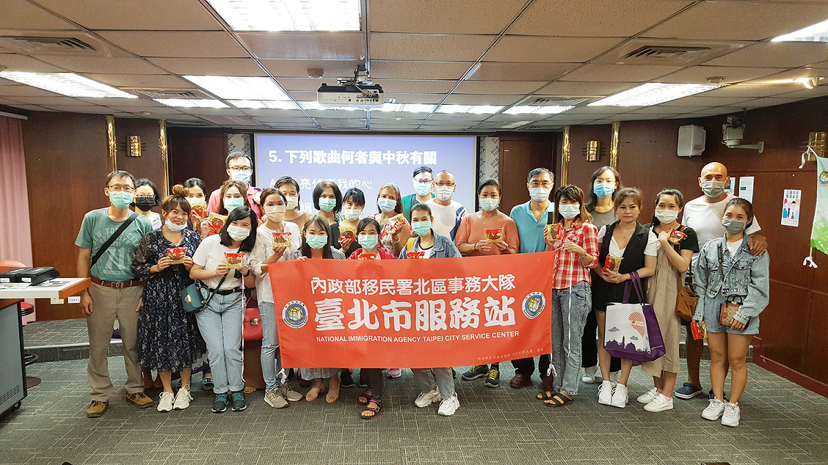 移民署臺北市服務站舉辦家庭教育暨多元文化宣導課程，並分享越南月餅給越南及美國、泰國、菲律賓等新住民品嚐。 圖：移民署/提供