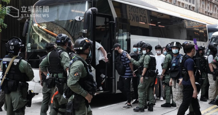 民陣原定於 10.1 在港島發起的「聲援 12 港人」遊行遭警方反對，但網上仍有人號召上街，警方當日在全港各區共拘捕 86 人。 圖/翻攝自立場新聞