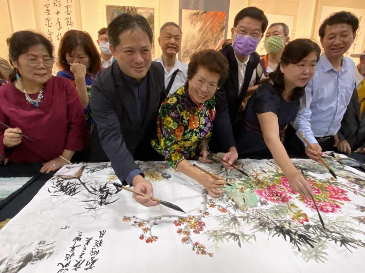 新北副市長吳明機（右三）、中華文耀經貿交流協會理事長呂玉環（左三）共同為畫作落款，祝賀展覽成功。 圖：新北市文化局提供