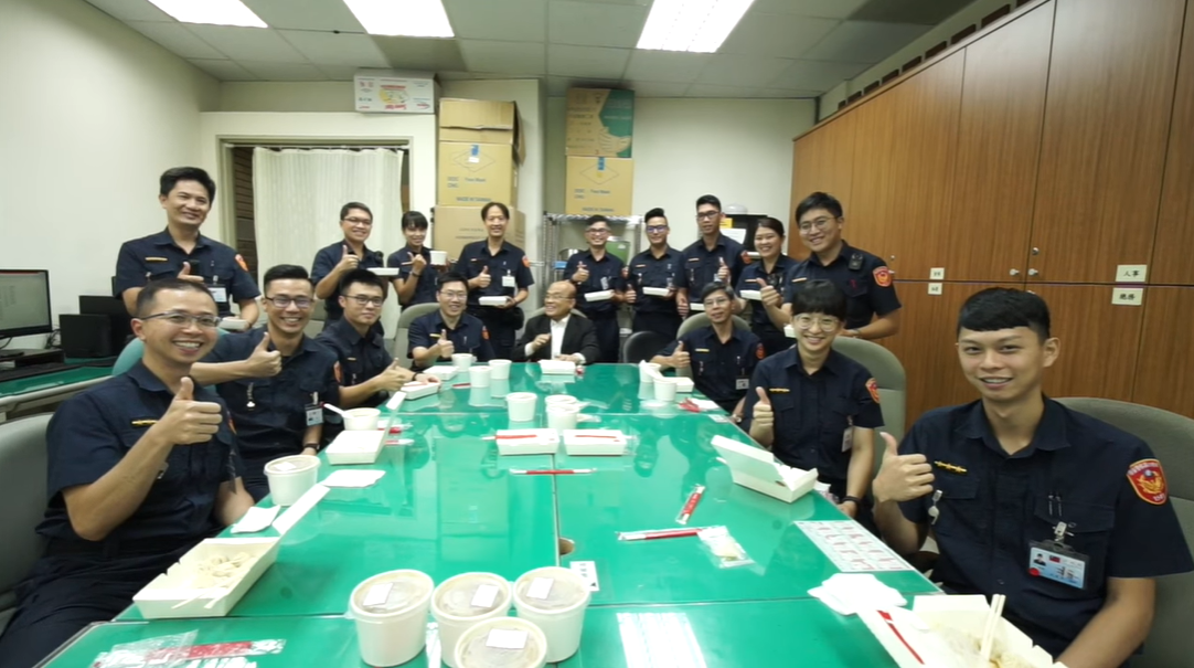 蘇貞昌今（4）天為所有中秋連假留守人員「加菜」，請客所有人鼎泰豐小籠包。 圖：翻攝自蘇貞昌臉書