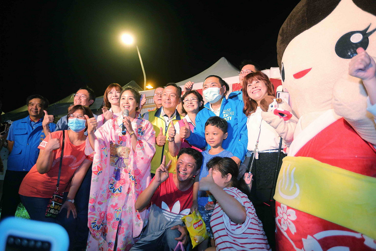 侯友宜到場與市民同樂，一起為中秋連假劃下美好句點。 圖：新北市新聞局提供