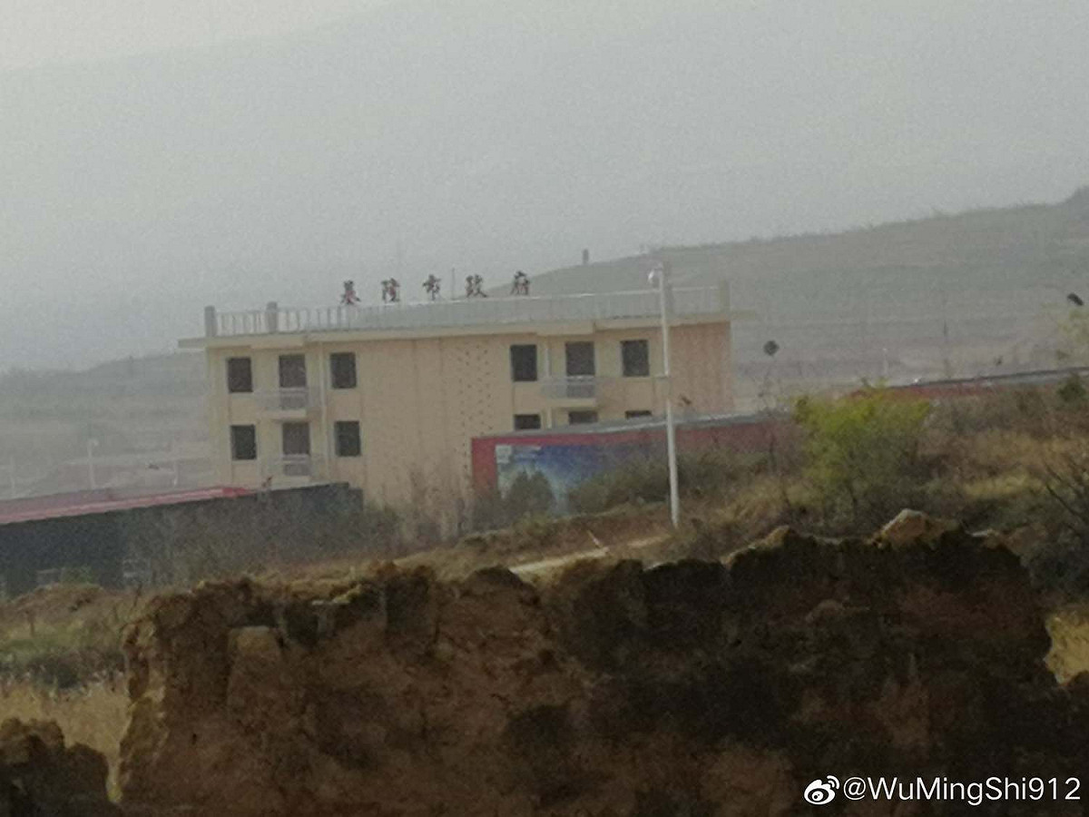 國慶晚會即將在基隆舉行，而共軍訓練基地出現「基隆市政府」的仿造建築，引發外界聯想。 圖：翻攝台海軍情員臉書