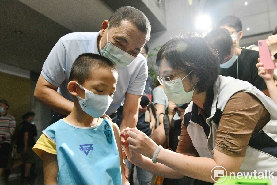 新北市長侯友宜鼓勵民眾接種流感疫苗，並觀看小朋友接種情形。 圖：王峻昌／攝
