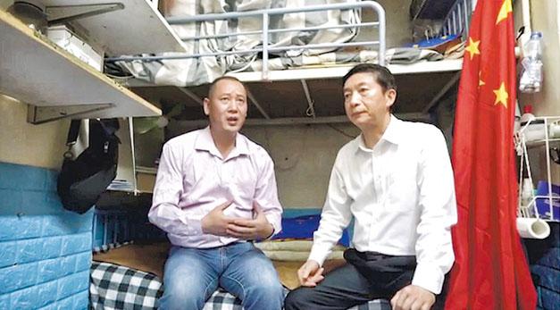 香港中聯辦主任駱惠寧於中共國慶探訪「基層市民」徐天民(左)。 圖:擷自香港中聯辦