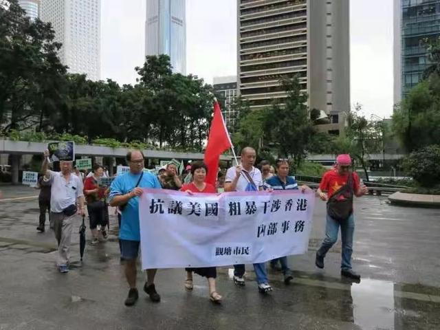 徐天民接受媒體訪問時，總是有著五星旗在旁。 圖:翻攝自環球網