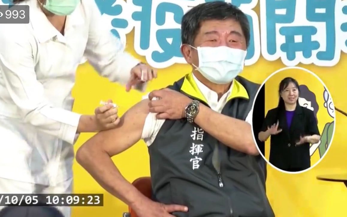 阿中部長緊張瞇眼，公開施打公費流感疫苗。 圖：翻攝自疾管署直播