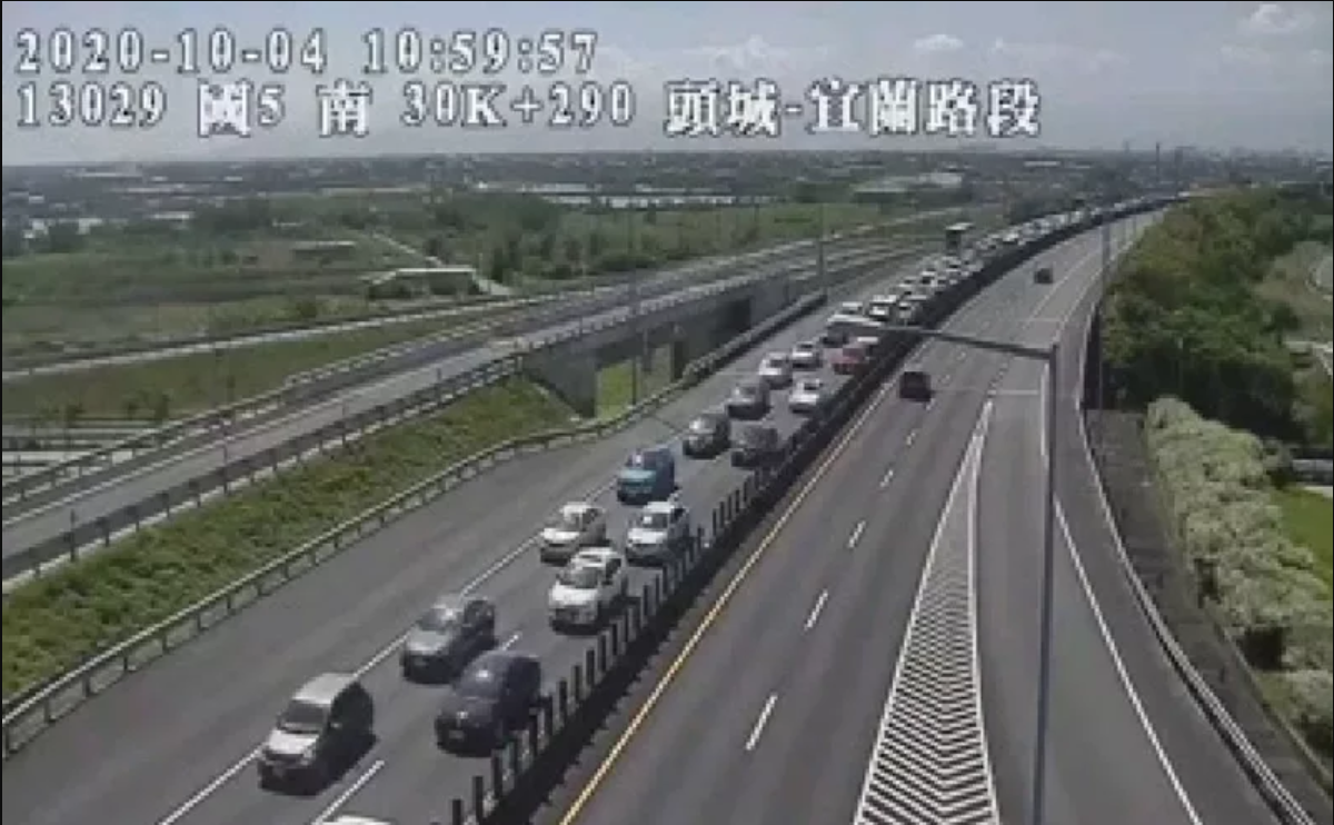 中秋連假最後一天北上國5部分路段還是壅塞，民眾質疑交通部分流做半套，交通部表示這次路況已經不錯了。（示意圖） 圖：截圖自高公局國道路況即時系統