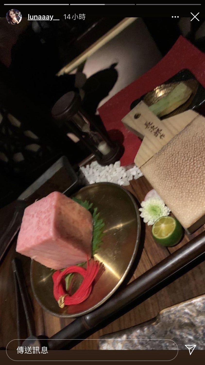 據中媒報導，由Luna所曬出的照片來看，她應該是到一間價格不斐的西餐廳用餐。 圖：翻攝Instagram