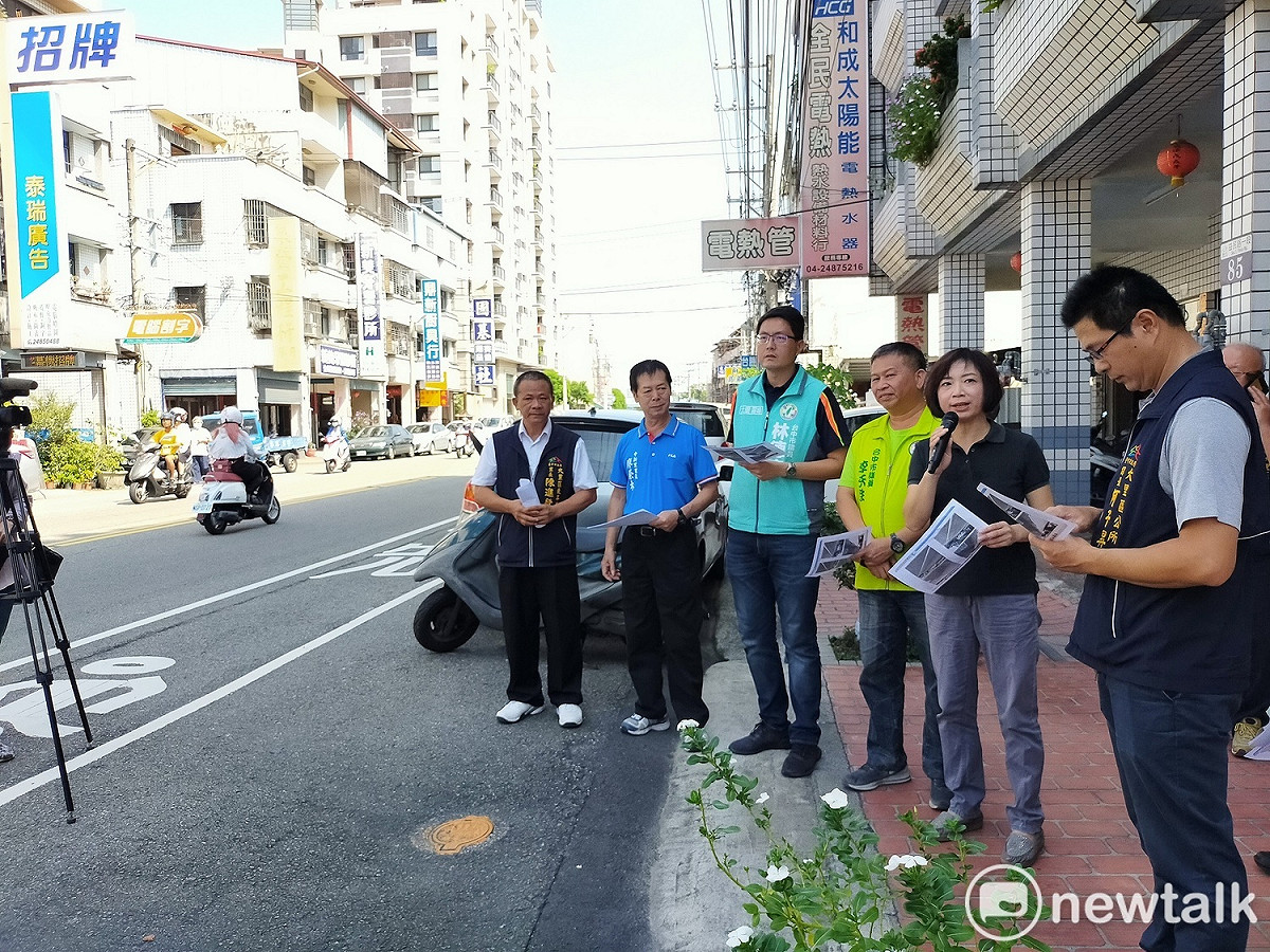 立委何欣純（右二）邀集議員里長與營建署等單位會勘大里益民路一段。 唐復年/攝