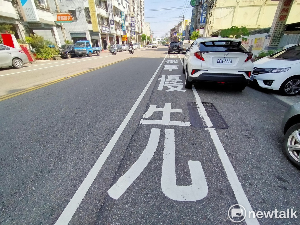 益民路一路機車道挖挖補補，路面長期不平。 唐復年/攝