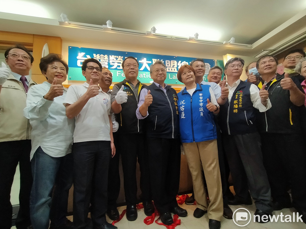 台灣勞工大聯盟總工會會館揭牌，副市長令孤榮達（中）到場祝賀。  圖：唐復年／攝