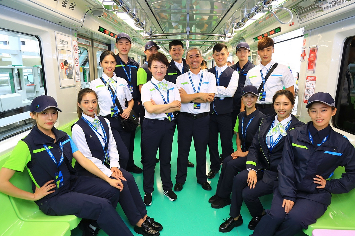 台中捷運公布制服，遭綠營批花大錢請模特兒，卻不是找捷運員工。 圖：台中市政府／提供