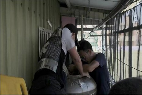 救護人員搶救受困在水塔內的老夫妻。 圖：翻攝自網路