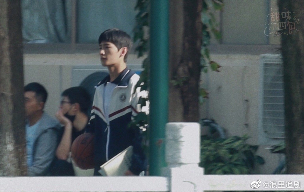 29歲的楊洋穿著高中制服打籃球，帥氣模樣讓網友直呼：「現實中不可能有這種學長。」 圖：翻攝自微博＠浪里追劇
