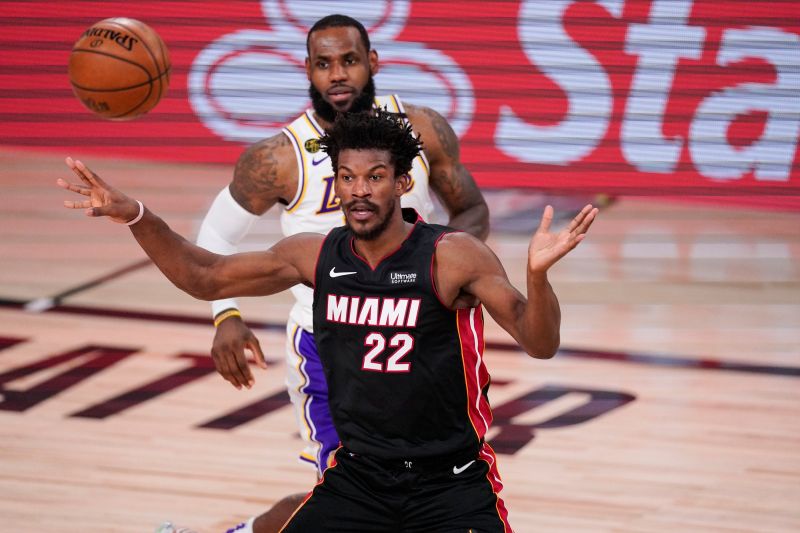 「士官長」Jimmy Butler(前)壓迫防守「詹皇」LeBron James還互噴垃圾話。 圖／美聯社／達志影像