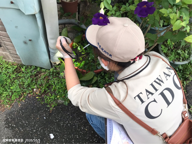 疾管署防疫人員持續於新北市三峽區五寮里進行孳生源查核 圖：疾管署