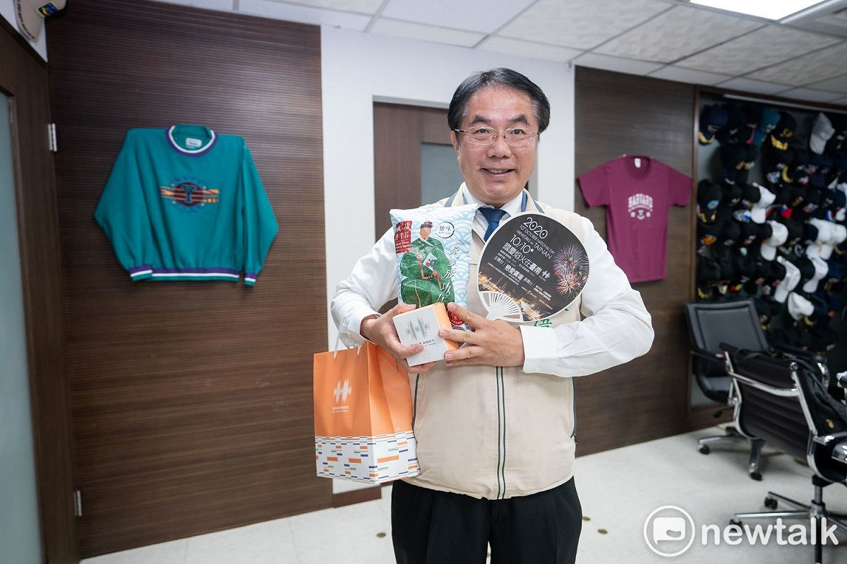 國慶焰火首次在台南市登場，台南市長黃偉哲今日公布國慶焰火當晚，為貴賓準備的小點心，除了有市府文化局提供的文創餅乾之外，另外由台南在地百年老店阿霞飯店所製作的「金甘蟹月餅」，更是一大亮點。 圖：黃博郎／攝