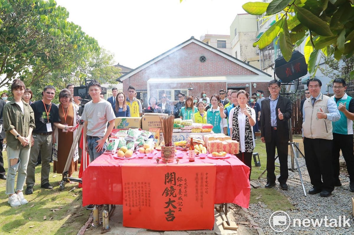「俗女養成記」第二季，今日在台南後壁開鏡，台南市長黃偉哲帶著「成功洋芋片」贈送給劇組，預祝電視劇「一定要成功」。 圖：台南市政府提供