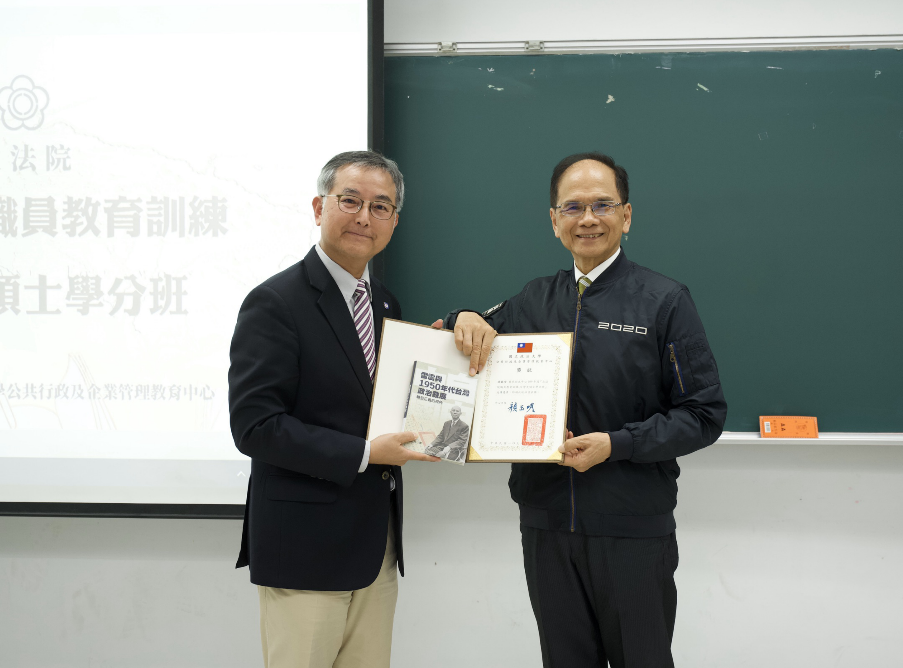 「台灣史碩士學分班」今舉行結業式，游錫堃全勤參與。 圖：游錫堃辦公室提供