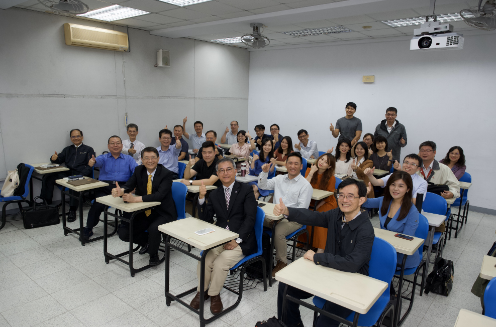 游錫堃與學員合影。 圖：游錫堃辦公室提供