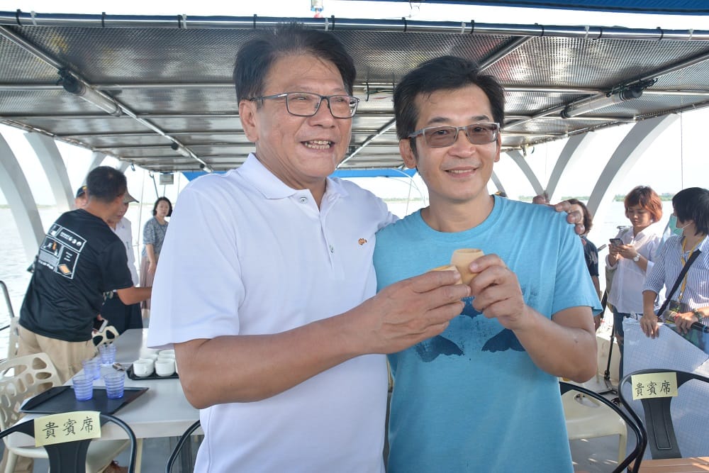 魏德聖(右)在大鵬灣啟動場景動工儀式，屏東縣長潘孟安到場力挺。 圖：屏東縣政府/提供