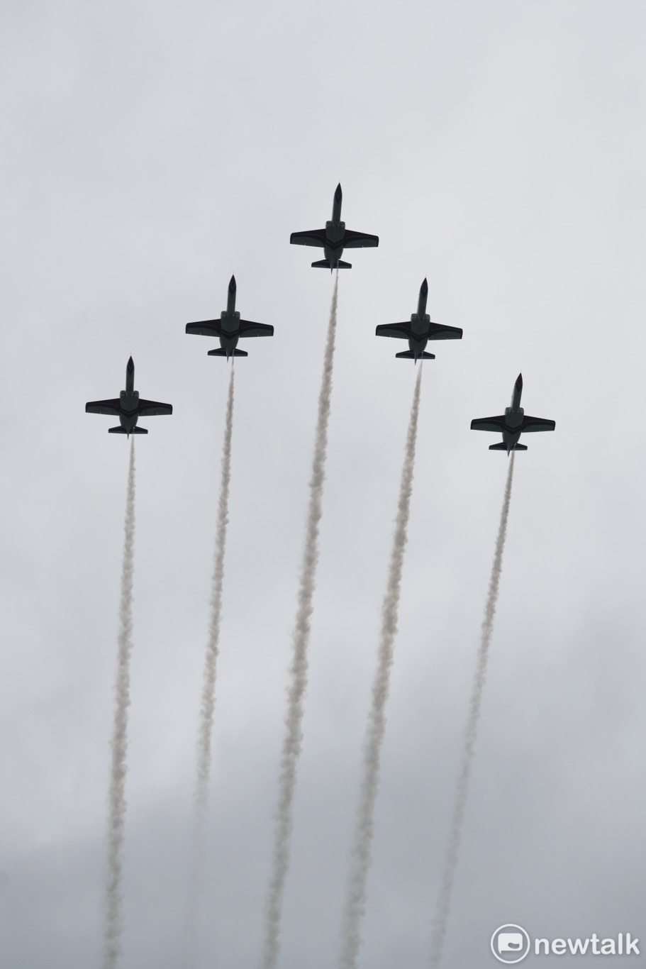 空軍雷虎小組在總統府前衝場。 圖：張良一/攝