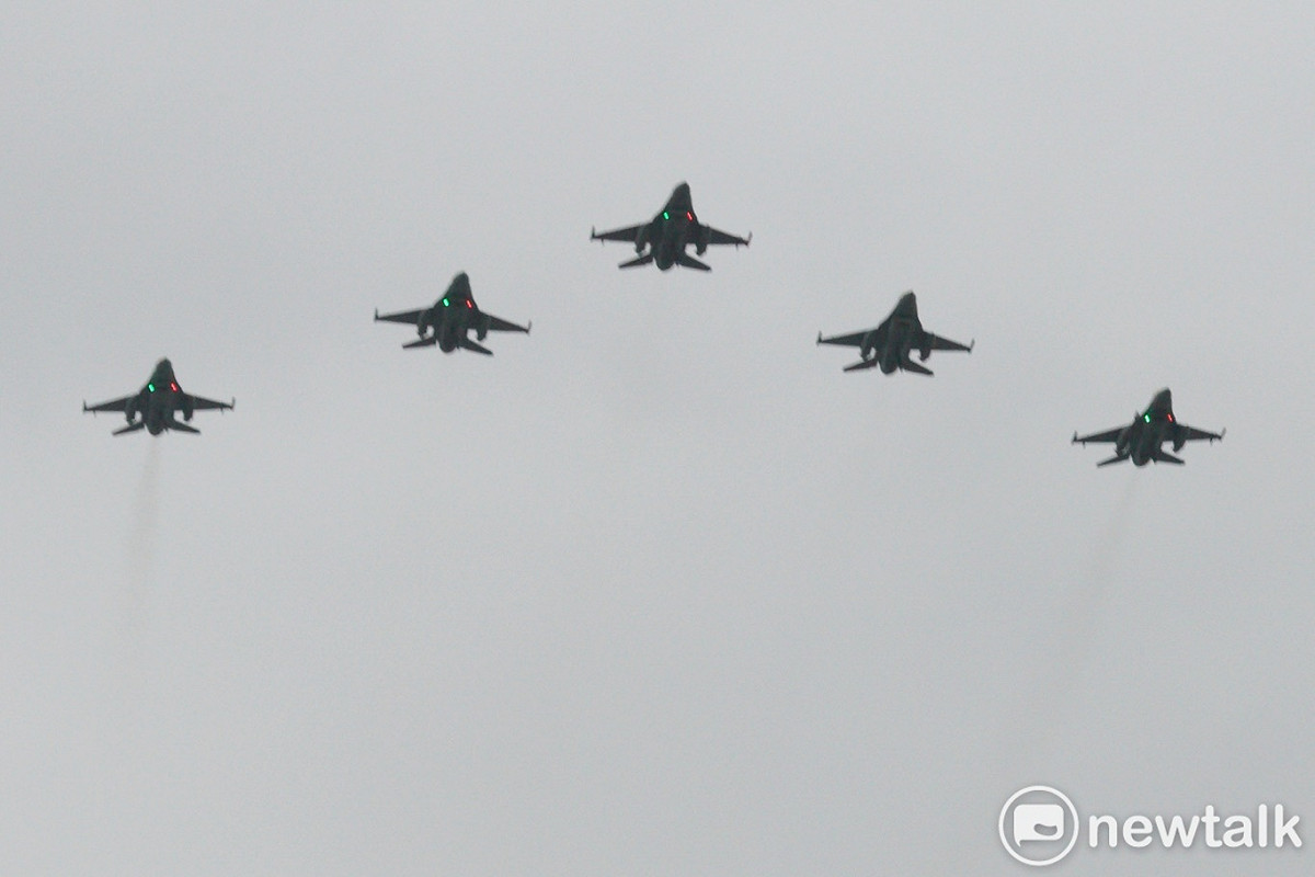 空軍的五架F-16V戰機以大雁編隊隊形通過總統府上空，戰機的巨大引擎聲響，場面相當震撼。 圖：張良一/攝 （資料照）